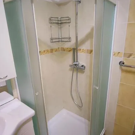 Wine & Olive Oil Mofardin Apartment