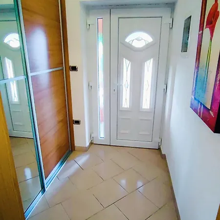 Wine & Olive Oil Mofardin Apartment